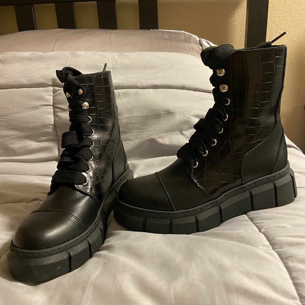 Black Alohas combat boots from Spain